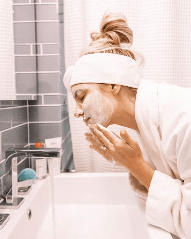 Apply the Facewash